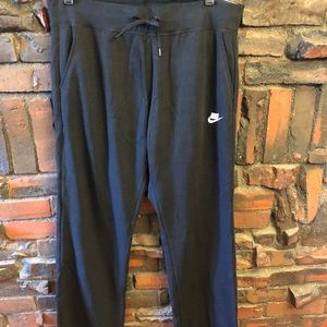 Women’s Nike sweatpants. Black Size L NWT